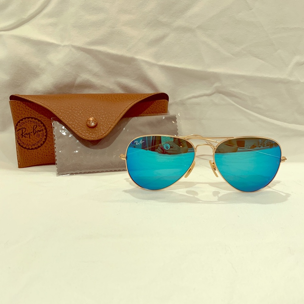 Blue mirrored Ray Ban aviators